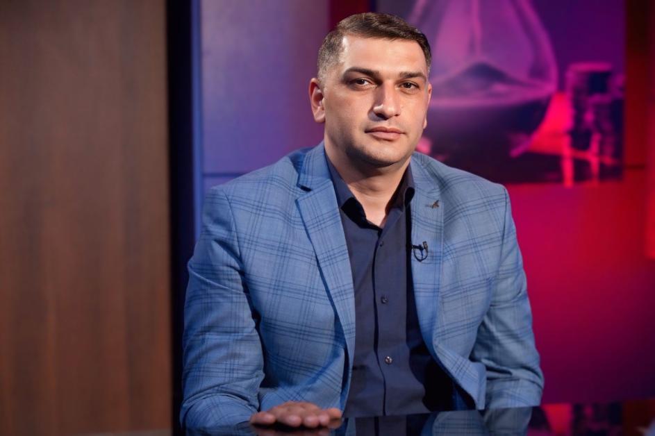 Թուրքիան Առաքելական եկեղեցին դիտարկում է այն միակ կառույցը, որն այս պահին կարող է Հայոց ցեղասպանության միջազգային ճանաչման գործընթացին ընթացք տալ։ Պաշտոնական մակարդակում Թուրքիայում կա ներքին ուրախություն, որ Փաշինյանն իրականացնում է իրենց մեկ նախապայման ևս՝ պայքարելով այն կառույցի դեմ, որը հայ ժողովրդի մեջ կարող է զարթոնք առաջացնել»,- ընդգծեց Մհեր Աբրահամյանը։