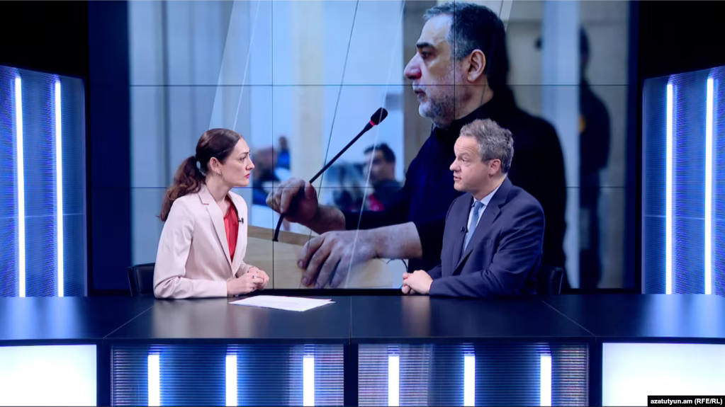 Սա իրավական գործընթաց չէ, սա քաղաքական գործընթաց է, «Ազատության» հետ զրույցի ողջ ընթացքում ընդգծում էր Ռուբեն Վարդանյանի միջազգային փաստաբանը՝ անելով մի նուրբ դիտարկում. - «Երբ նրա ընտանիքն ինձ աշխատանքի ընդունեց, Ռուբենից ստացա ուղերձ՝ պաշտպանել ոչ միայն իրեն, այլև բոլոր հայ գերիներին և ռազմագերիներին։ Ռուբենը, իհարկե, խորհրդանիշն է այն բանի, թե ինչ է կատարվում Հայաստանի և Ադրբեջանի միջև հարաբերություններում, այն բանի, թե ինչ է պատահել Արցախի ժողովրդի հետ` էթնիկ զտումների ժամանակ։ Ուր որ մենք գնացել ենք, ն