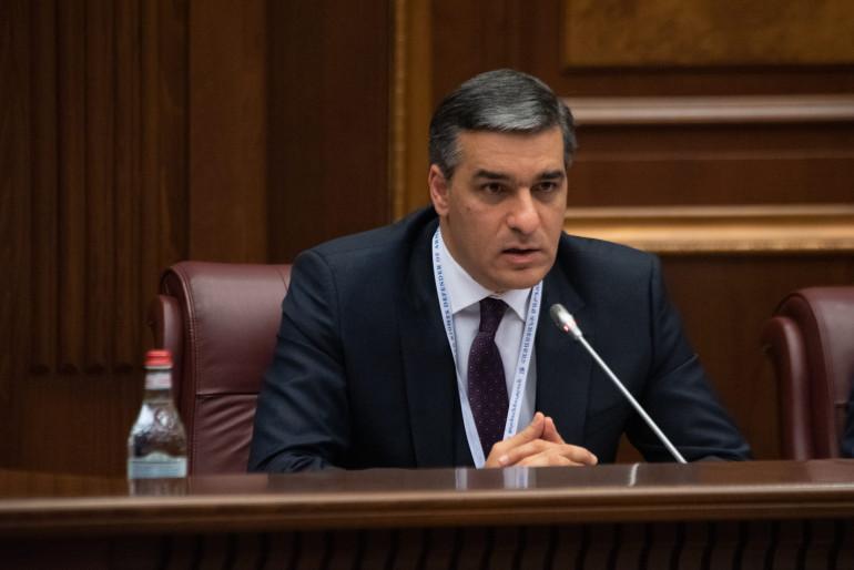 Վարչապետի պաշտոն զբաղեղնող ՔՊ կուսակցության ղեկավարի, ՔՊ անդամ պատգամավորների հրապարակումներից հստակ երևում է նաև, որ նրանք նախապես ծանոթ են եղել Քննչական կոմիտեի հրապարակած տեքստի բովանդակությանը:  Ես կարծում եմ` իրական է հավանականությունը, որ նրանք էլ հենց մասնակցել են իրավապահ մարմնի անունից հրապարակված տեքստի կամ այդ տեքստի առանձին ձևակերպումների շարադրանքին