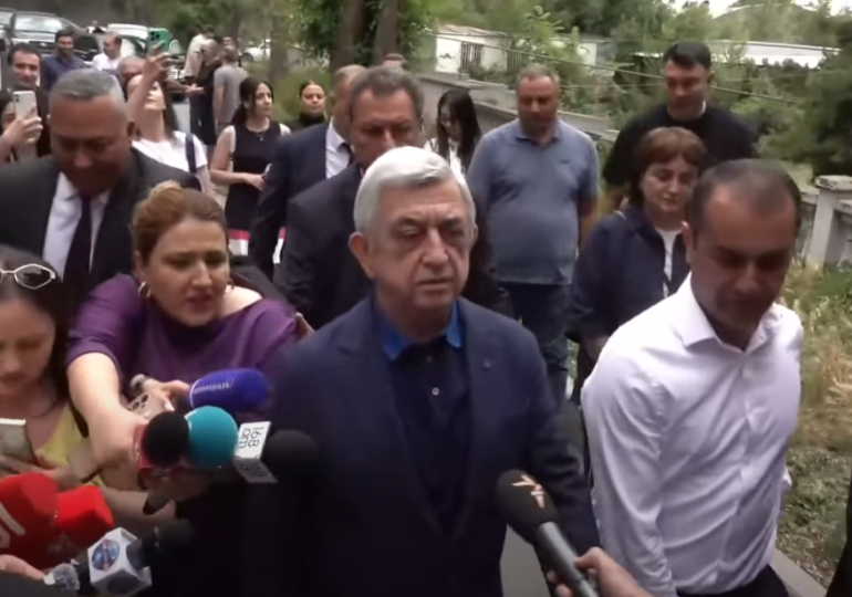 Որքան Իրան-Իսրայել պատերազմը երկար շարունակվի, այնքան Հայաստանի համար անկանխատեսելի հետևանքների թիվը կավելանա:  Այս մասին դատարանի բակում լրագրողների հետ զրույցում ասաց ՀՀ երրորդ նախագահ Սերժ Սարգսյանը՝ պատասխանելով հարցին, թե Հայաստանն ի՞նչ նոր մարտահրավերների կբախվի՝ հաշվի առնելով հակամարտութjունը: