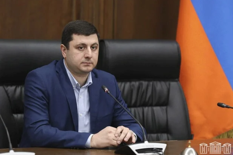 Հուսով եմ, որ ԳՇ պետը զուտ գլխավոր կառավարչին չհակադրվելու և պաշտոնին հրաժեշտ չտալու համար է նման պնդում անում, իսկ մտքում և իր ամենօրյա աշխատանքում առաջնորդվում այն սկզբունքով, որ հենց վաղը կարող է պատերազմ սկսել»,-գրել է նա: