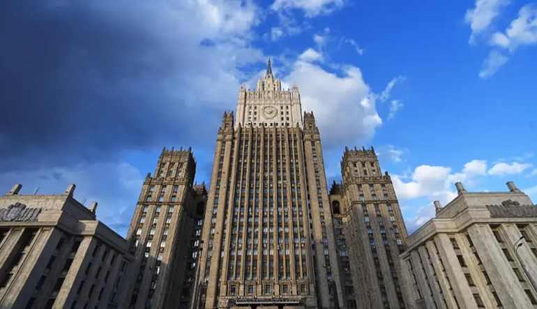 Մոսկվան ուշադիր հետևում է Հայաստանում տեղի ունեցող զարգացումներին: Այս մասին հայտարարել է ՌԴ ԱԳՆ-ն:    «Մենք սովորություն չունենք միջամտել այլ պետությունների ներքին գործերին։ Անկեղծորեն հետաքրքրված ենք բարեկամական և եղբայրական Հայաստանում կայունության, օրինականության ապահովմամբ և կայուն զարգացմամբ» ,-նշվում է հայտարարության մեջ։