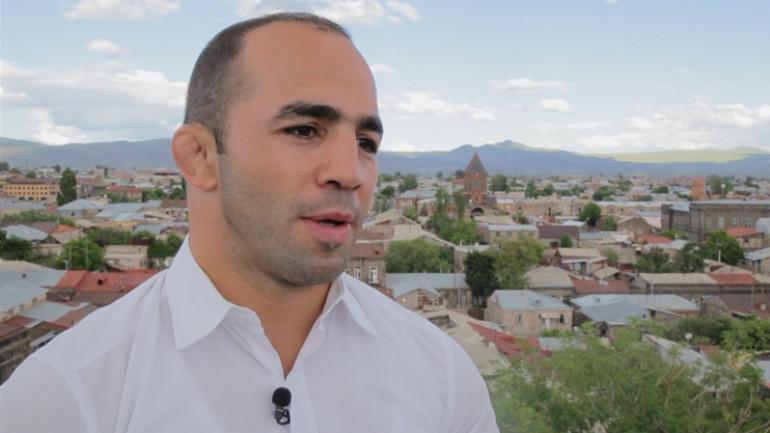 ԱԺ նախկին  պատգամավոր Արսեն Ջուլֆալակյանը ֆեյսբուքյան իր էջում գրել է․   «Ինչ ուզում է անենք անհատապես կամ ազգովի, ինչ նվաճում ուզում է գրանցենք, քանի դեռ Հայաստանի բարձրագույն պաշտոնյան հայտնի պատուհասն է իր խայտառակ խմբակով, ամբողջ աշխարհը մեզ ծաղրելու է: Լավագույն դեպքում՝ խղճալու:  հ.գ եթե իսկապես ցականում եք իմանալ, թե ինչ է սպասվում Հայաստանին՝ վերոնշյալի իշխանության մնալու դեպքում, լսեք Ալիևի ելույթը Շուշիի «մեդիաֆորումում»: «Խաղաղության պայմանագիր», ՀՀ սահմանադրություն, «միջանցք»…  Ամբողջին մանրամաս