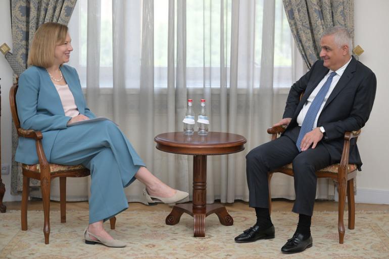 Հանդիպման ընթացքում զրուցակիցները քննարկվել են տարածաշրջանային զարգացումները և մտքեր փոխանակել տարածաշրջանում հաղորդակցությունների ապաշրջափակման հնարավորությունների շուրջ: Անդրադարձ է կատարվել նաև երկու երկրների տնտեսական հարաբերությունների զարգացման հեռանկարներին: 