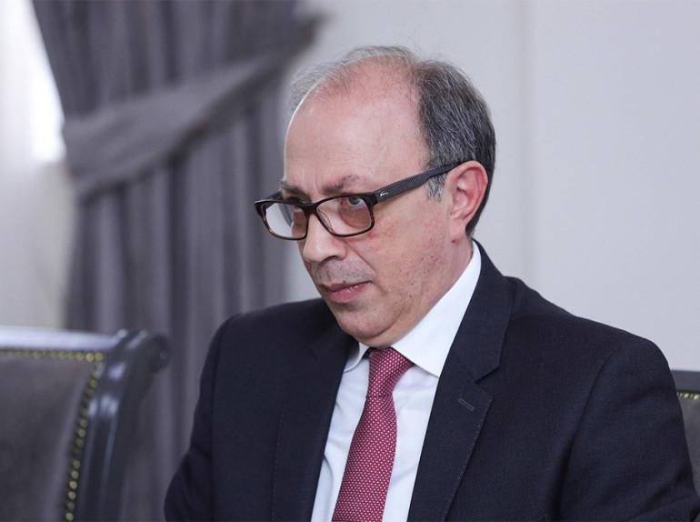 Այո՛, աշխարհաքաղաքական իրադրությունը բարդ է։ Հայաստանը նորից հայտնվել է կայսրությունների բախման կիզակետում և տարբեր շահերի ճնշումների դիմաց։ Բայց բարդությունը արդարացում չէ մոռացման և ուրացման համար։ Գոյատևել չի նշանակում հրաժարվել ճշմարտությունից։ Իրական քաղաքականությունը չի պահանջում ինքնության լուծարում։ Բարդագույն այդ ճանապարհով չորս հազարամյակ գոյատևած ազգերը՝ այդ թվում Հայաստանը, անցել են ոչ թե մոռանալով, այլ հիշելով ու դիմադրելով։ Անհերքելի է՝ Հայաստանն իսկապես ունի Թուրքիայի և Ադրբեջանի հետ հարաբերո