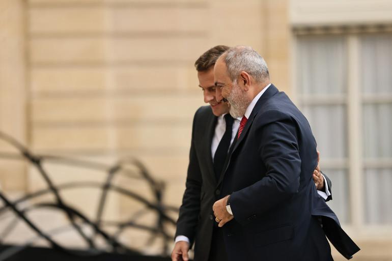 Ելիսեյան պալատում տեղի է ունեցել ՀՀ վարչապետ Նիկոլ Փաշինյանի առանձնազրույցը Ֆրանսիայի նախագահ Էմանուել Մակրոնի հետ:   Վարչապետը ջերմորեն շնորհավորել է Էմանուել Մակրոնին Ֆրանսիայի ազգային տոնի առիթով և բարեկամ Ֆրանսիային մաղթել բարօրություն և բարգավաճում:  Ֆրանսիայի նախագահը շնորհակալություն է հայտնել բարեմաղթանքների համար՝ ընդգծելով Հայաստանի հետ բազմակողմ համագործակցությունը զարգացնելու և խորացնելու իր հանձնառությունը:  Զրուցակիցները քննարկել են Հայաստան-Ֆրանսիա հարաբերությունների օրակարգային մի շարք հարցե