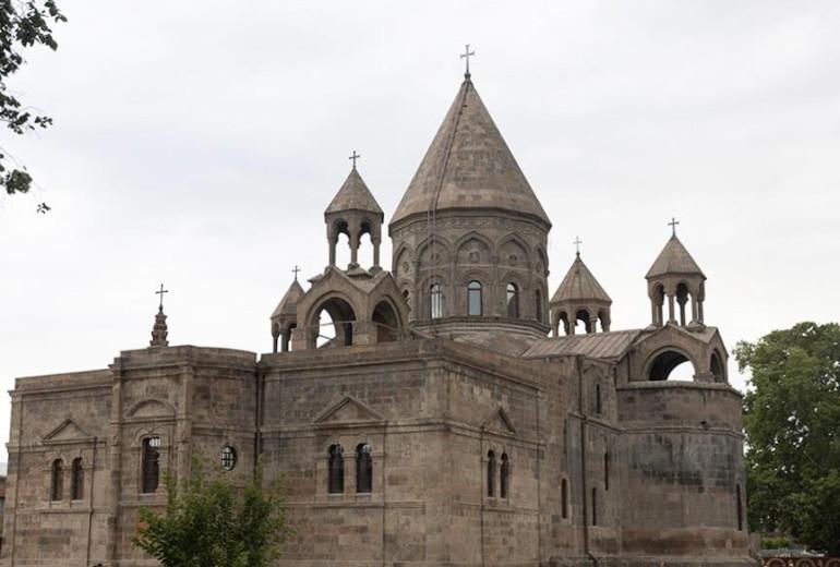 Հոգևոր մեր եղբայրների, ազգային բարերարի և նրանց հետ կապակցվող մեր հայրենակիցների նկատմամբ հետապնդումները բացահայտորեն ուղեկցվում են իշխող քաղաքական ուժի բարձրաստիճան պաշտոնատար անձանց հրապարակային ուղղորդումներով և ատելության խոսքի տարածմամբ՝ մինչ դատարանի դատավճիռը արդեն իսկ մեղավորներ կարգելով նրանց։ Իշխանության նման գործելաոճը կոպտորեն ոտնահարում է ՀՀ Սահմանադրությամբ երաշխավորված անմեղության կանխավարկածի և իշխանությունների բաժանման սկզբունքները, բացահայտում է, որ գործընթացն ունի քաղաքական դրդապատճառներ,