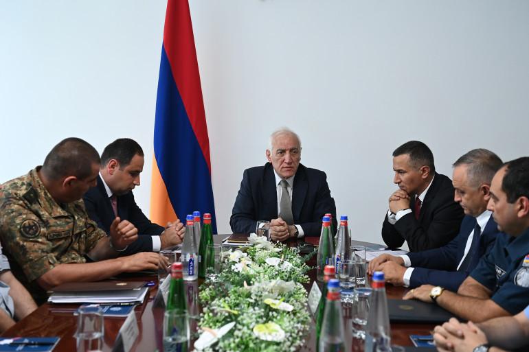 «Եթե մենք կարողանանք Սյունիքի դարպասները բացել, ես նկատի ունեմ 47 կմ հնարավորությունները, ուրեմն իսկապես վստահ եղեք, որ ապագան զարգացման առումով շատ մեծ հնարավորություններ է տալու մեզ։  Եվ այն մեծ ծրագիրը, որը մենք հիմա ներկայացնում ենք ու առաջ ենք տանում՝ «Խաղաղության խաչմերուկը», նաև շատ լավ ընկալվում է միջազգային հանրության կողմից։ Ես կարող եմ ուղղակի իմ անձնական շփումների արդյունքում դա ներկայացնել ձեզ։  Բոլորի համար շատ գրավիչ է և շատ տեսանելի։ Մեծ հայտնագործություն չենք արել, բայց երբ այն, ինչ կա իրակ