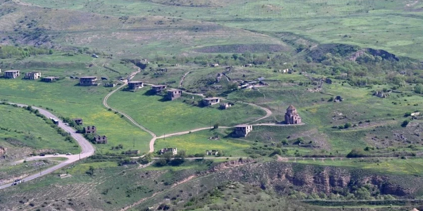 «Նրանք վիճում են 32 կիլոմետր ճանապարհի շուրջ, և սա շարունակվում է արդեն տասը տարի։ Այսպիսով, Ամերիկան ասում է. «Լավ, մենք կվերցնենք այն։ Տվեք մեզ ճանապարհը հարյուր տարով, և բոլորը կկարողանան օգտվել դրանից», - ասել է Բարաքը Նյու Յորքում լրագրողների հետ հանդիպման ժամանակ։