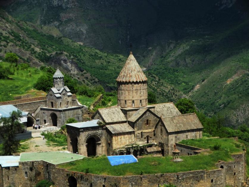 Հայկական լեռնաշխարհի մշակութային ժառանգության օմբուդսմեն Հովիկ Ավանեսովը գրում է․  «Ադրբեջանը պետական մակարդակով իրականացնում է բռնազավթված Արցախի տարածքում համամարդկային մշակութային ժառանգության համակարգված յուրացում և ոչնչացում։ Այդ գործողությունները հանդիսանում են ոչ միայն հայկական մշակույթի, այլև համամարդկային արժեքների դեմ ուղղված հանցագործություններ։