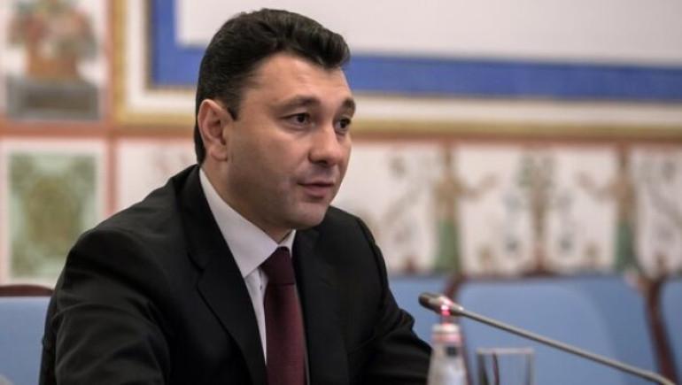 Առավոտը ԵՄ-ն են գնում, կեսօրին՝ Շանհայի կազմակերպությանն են ուզում անդամակցել, երեկոյան՝ ԵԱՏՄ, իսկ գիշերն էլ «խաղեր են տալիս» թուրք-ադրբեջանական տանդեմի հետ։ Այս մասին ֆեյսբուքյան իր էջում գրել է ՀՀԿ ԳՄ անդամ Էդուարդ Շարմազանովը:  «Նիկոլական ռեժիմը հերթական «աննախադեպ» լուրն է հայտնել. Հայաստանը Շանհայի համագործակցության կազմակերպության անդամ դառնալու ցանկություն է հայտնել:  Այս որոշումը տրամաբանական կլիներ, եթե ՔՊ-ն Աժ-ում չքվեարկեր ԵՄ մտնելու ցանկություն կոչվող օրինագծի օգտին։  Մի ձեռքով ԵՄ-ից են ուզում կ