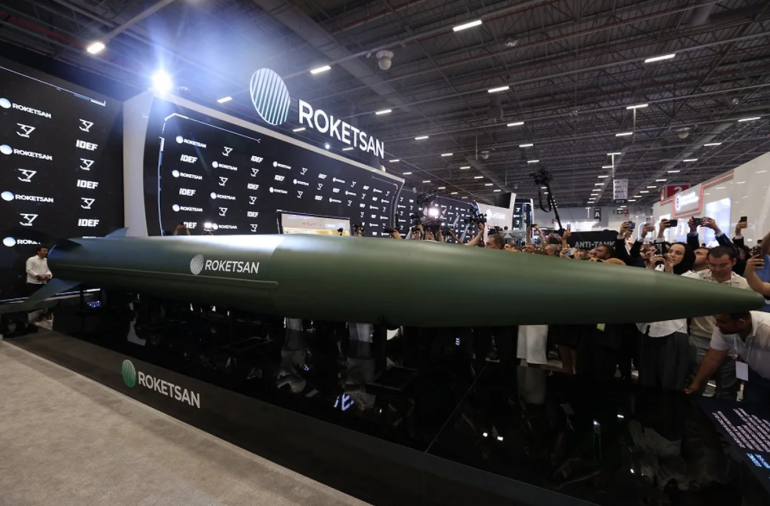 Ստամբուլում կայացած IDEF 2025 միջազգային զենքի ցուցահանդեսում ներկայացվել է առաջին թուրքական հիպերձայնային հրթիռը։ Այն անվանվել է Tayfun Block-4, հաղորդում է տեղական Anadolu գործակալությունը։  Tayfun Block-4-ը Թուրքիայի հեռահար բալիստիկ հրթիռի՝ Tayfun հրթիռի արդիականացված տարբերակն է: Նոր հրթիռը, որն ունի բազմաֆունկցիոնալ մարտագլխիկ, կշռում է ավելի քան 7 տոննա և կարող է ոչնչացնել «բազմակի ռազմավարական թիրախներ», այդ թվում՝ հակաօդային պաշտպանության համակարգեր, հրամանատարական կետեր, ռազմական անգարներ և կարևոր