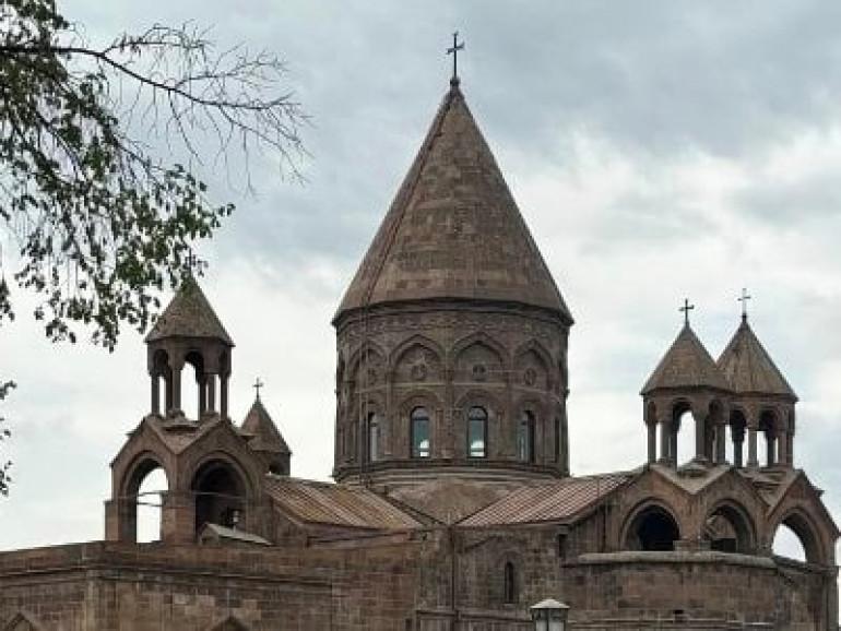 Վարչապետ Նիկոլ Փաշինյանը հուլիսի 20-ին հրապարակայնորեն հայտարարել է իր հետևորդների հետ Վաղարշապատ քաղաքի կենտրոնական հրապարակում հավաք կազմակերպելու և Մայր Աթոռի նկատմամբ հերթական ոտնձգությունը նախաձեռնելու մասին։ Այս մասին հայտարարություն է տարածել Մայր Աթոռ Սուրբ Էջմիածինը։   «Մայր Աթոռ Սուրբ Էջմիածինը դատապարտում է հարձակում ու բռնություն հրահրելու այս փորձը, որը բացահայտ միջամտություն է Հայոց Եկեղեցու կյանքին և նրա ինքնակառավարմանը։ Հորդորում ենք իշխող քաղաքական ուժին դադարեցնել հակաեկեղեցական, անօրինակ