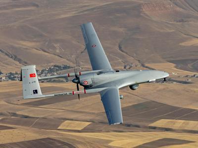 Թուրքական «Baykar» անօդաչու թռչող սարքերի արտադրող ընկերությունը հայտարարել է Իտալիայում «TB2» անօդաչու թռչող սարքերի արտադրության մեկնարկի մասին: Ընկերության պաշտոնական հայտարարության համաձայն՝ իտալական «Piaggio Aerospace»-ի գործարաններում կստեղծվեն ոչ միայն «TB2»-ներ, այլև ավելի ծանր «Akinci» հարձակողական անօդաչու թռչող սարքերը, հաղորդում է National Interest-ը:  «AKINCI-ի և TB2-ի՝ այսօր շահագործման մեջ գտնվող ամենաժամանակակից անօդաչու թռչող սարքերից երկուսի արտադրությունը կտեղակայվի Piaggio Aerospace-ում՝