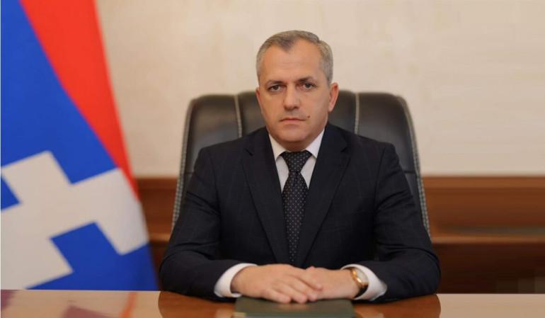 Ստորև ներկայացնում եմ ռուսալեզու բացառիկ փաստաթուղթ, որն Ադրբեջանի ղեկավարության կողմից ուղղվել է Արցախի նախագահ Սամվել Շահրամանյանին՝ Ազգային ժողով ներկայացնելու և ընդունելու պահանջով։ Այս մասին Ֆեյսբուքի իր էջում գրել է փաստաբան Ռոման Երիցյանը և հրապարակել է այդ փասթաթղթի լուսանկարը։  «Սամվել Շահրամանյանը, գիտակցելով նման քայլի իրավաքաղաքական և պատմական հետևանքները, մերժել է հռչակագրի ընդունման գործընթացը՝ պատճառաբանելով, որ պատգամավորական քվորում ապահովել հնարավոր չէ։  Իր հերթին Ադրբեջանի ղեկավարությունը