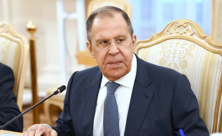 «Ակնհայտ է, որ նա անպարկեշտ ճնշման տակ է ԵՄ-ի և ՆԱՏՕ-ի ներկայիս ղեկավարության կողմից, որոնք անպարկեշտորեն աջակցում են Զելենսկու պահանջները՝ շարունակել նրան մատակարարել ժամանակակից զենքեր, այդ թվում՝ հարձակողական, արևմտյան երկրների հարկատուներին ավելի մեծ վնաս հասցնելու հաշվին։ Մենք ունենք մի ասացվածք՝ մի՛ փորիր փոս ուրիշի համար», - նշել է ՌԴ ԱԳ նախարարը: