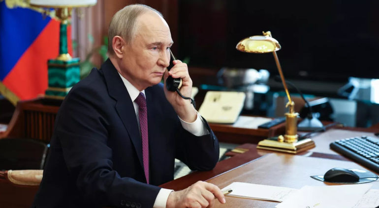  Ռուսաստանի նախագահ Վլադիմիր Պուտինը գրեթե երեք տարվա ընթացքում առաջին անգամ հեռախոսազրույց է ունեցել իր ֆրանսիացի գործընկեր Էմանուել Մակրոնի հետ։ Այս մասին տեղեկացնում է Կրեմլի մամուլի ծառայությունը:    Նշվում է, որ կողմերը հարցերի լայն շրջանակ են քննարկել: Մասնավորապես, Ըստ Կրեմլի հաղորդագրության՝  «Պուտինը հիշեցրել է, որ Ուկրաինայում հակամարտությունը Արևմտյան քաղաքականության ուղղակի հետևանք է։ Խոսելով խաղաղ կարգավորման հեռանկարների մասին՝ նա հաստատել է հնարավոր համաձայնագրերի հիմնարար մոտեցումները։ Համաձ