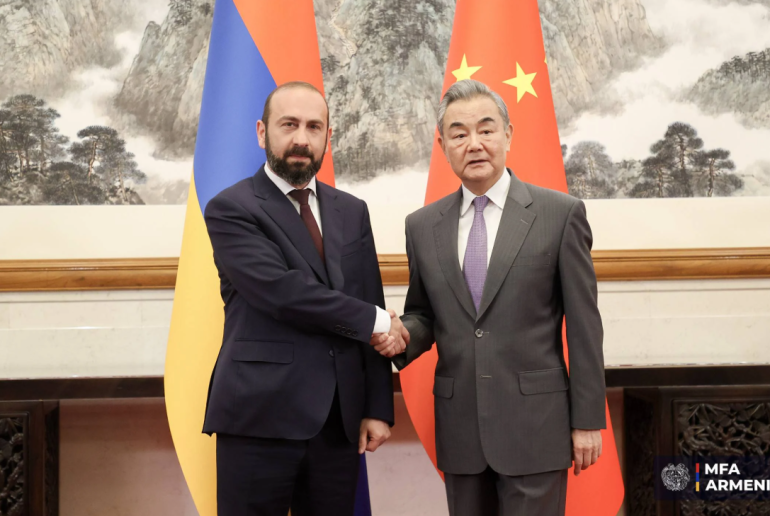 Նախարար Միրզոյանը հավելել է, որ դա կարող է դուռ բացել Հայաստանի «Խաղաղության խաչմերուկ» նախագիծը Չինաստանի «Մեկ գոտի, մեկ ճանապարհ» միջմայրցամաքային ենթակառուցվածքների և ներդրումների ծրագրի, ինչպես նաև Եվրամիության 300 միլիարդ եվրոյանոց ներդրումային ռազմավարության՝ Global Gateway-ի հետ կապելու համար։ «Պատկերացրեք, Հայաստանի «Խաղաղության խաչմերուկ» նախագիծը մեծ ազդեցություն չէր ունենա առանց Չինաստանի «Մեկ գոտի, մեկ ճանապարհ» ծրագրի. և հակառակը, հավանաբար «Մեկ գոտի, մեկ ճանապարհով» երթուղին այդքան սահուն չէր 