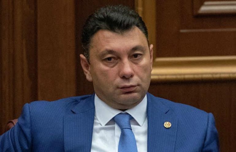 ակրոնի կողմից Նիկոլին քաջալերելը շատ ծանր է նստում Հայաստանի ու հայ ժողովրդի վրա։ Այս մասին ֆեյսբուքյան իր էջում գրել է Էդուարդ Շարմազանովը։  «2022-ի հոկտեմբերի 6-ին Մակրոնը ողջունեց Փաշինյանի կողմից Արցախի ճանաչումն Ադրբեջանի մաս։  Դրա արդյունքում 2022-ի դեկտեմբերից Ադրբեջանը բլոկադայի ենթարկեց Արցախը։  Իսկ վերջնարդյունքում՝ Արցախը 2023-ի սեպտեմբեր-հոկտեմբերին հայաթափվեց։  Հիմա էլ Մակրոնը հայտարարում է.«Հայաստանի և Ադրբեջանի միջև խաղաղության պայմանագրի` հնարավորինս շուտ ստորագրումը կարող է նոր էջ բացել»։  