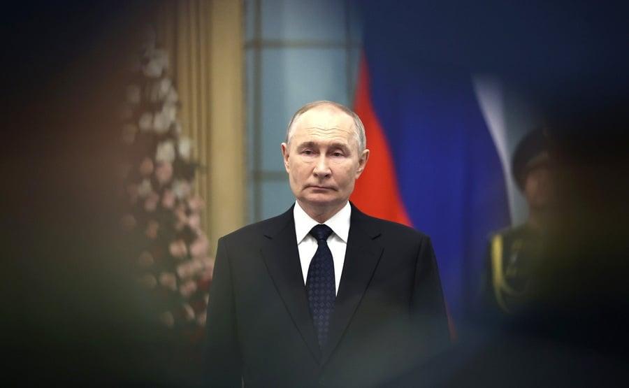 «Վլադիմիր Պուտինը նշել է այն քայլերի կարևորությունը, որոնք նպաստում են Երևանի և Բաքվի միջև կայուն խաղաղության ապահովմանը։ Հաստատվել է ռուսական կողմի պատրաստակամությունը՝ 2020-2022 թվականների ամենաբարձր մակարդակի հայտնի եռակողմ պայմանավորվածություններին համապատասխան՝ նպաստել հայ-ադրբեջանական հարաբերությունների համապարփակ կարգավորմանը, այդ թվում՝ տարածաշրջանում տրանսպորտային հաղորդակցությունների ապաշրջափակմանը», - ասվում է հաղորդագրության մեջ։