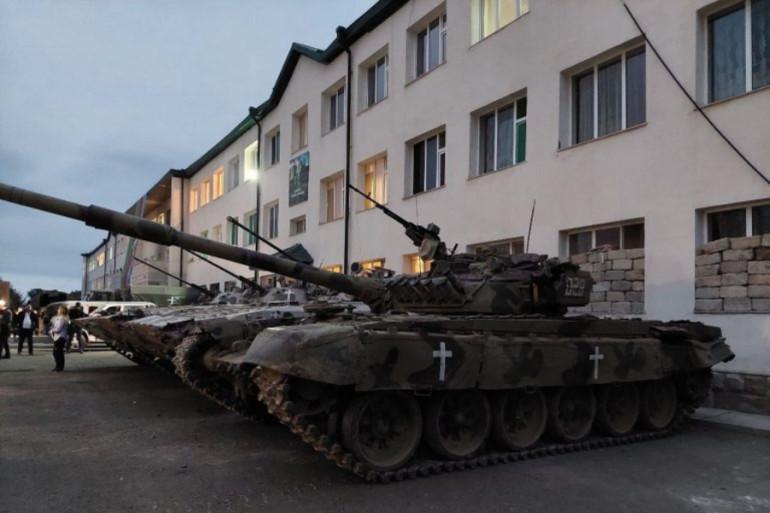 Ուկրաինայում Ադրբեջանի  SOCAR նավթային ընկերության օբյեկտներին ՌԴ-ի հարվածների ֆոնին Բաքուն պետք է վերացնի Ուկրաինային զենքի վաճառքի վրա դրված արգելքը. նման հայտարարությամբ է հանդես եկել Ադրբեջանի խորհրդարանի՝ Միլլի Մեջլիսի պատգամավոր Ռասիմ Մուսաբեկովը:  «Այժմ նրանց լրացուցիչ կոչեր կամ հայտարարություններ անելու կարիք չկա։ Ես կարծում եմ, որ մենք կարող ենք վերացնել Ուկրաինային զենքի վաճառքի վրա դրված արգելքը, և այս քայլը պետք է ձեռնարկվի։ Մենք պետք է գործենք՝ անկախ Ռուսաստանի հայտարարություններից։ Հայաստանի հ