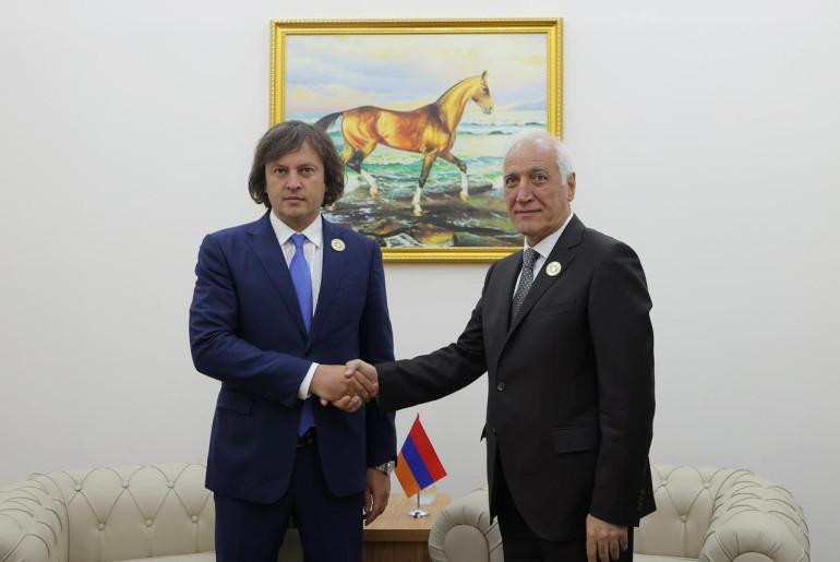 Թբիլիսին պատրաստ է նպաստել Երևանի և Բաքվի միջև երկխոսությանը. այս մասին ասել է Վրաստանի վարչապետ Իրակլի Կոբախիձեն ՀՀ նախագահ Վահանգն Խաչատուրյանի հետ հանդիպմանը, գրում է «Սպուտնիկ» գործակալության վրացական ծառայությունը:  «Խաղաղության պայմանագրի շուրջ քննարկումների ավարտի վերաբերյալ Հայաստանի և Ադրբեջանի հայտարարությունը կարևոր քայլ է այս ուղղությամբ», - ասել է Կոբախիձեն Թուրքմենբաշիում անցկացվող դեպի ծով ելք չունեցող երկրների համաժողովի շրջանակներում։  Վրաստանի վարչապետը ՀՀ նախագահի հետ քննարկել է Հարավային