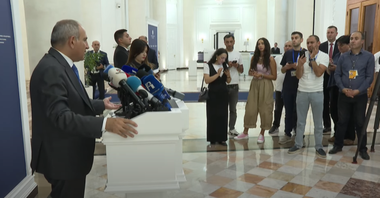 «Ո՞նց անենք, որ ձախողենք, տապալենք, ո՞նց անենք, որ նոր էսկալացիա լինի, բա այս ո՞նց կլինի։ Դժբախտ է մեր ընդդիմությունը, որովհետև սահմանին զինվոր չի զոհվում, հասկանո՞ւմ եք։ Չի զոհվում, և դրանից նրանք դժբախտ են, բա ո՞նց կլինի, որ սահմանին զինվոր չզոհվի, բա մենք ինչի՞ հաշվին ապրենք, բա ո՞ւմ արյունը խմենք, որ ապրենք»,-շեշտեց Փաշինյանը: