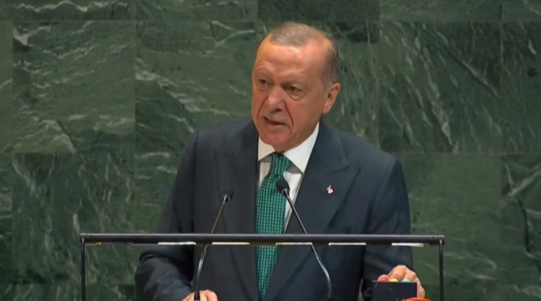 Ուրախ ենք, որ օգոստոսի 8-ին Հայաստանն ու Ադրբեջանը քայլեր ձեռնարկեցին դեպի կայուն խաղաղություն, հայտարարել է Էրդողանը՝ ՄԱԿ-ի Գլխավոր Ասամբլեայում ունեցած ելույթի ժամանակ:   «Շնորհավորում եմ Ադրբեջանի նախագահ Ալիևին և Հայաստանի վարչապետ Փաշինյանին, ինչպես նաև ԱՄՆ նախագահ Թրամփին, ովքեր իրենց ներդրումն են ունեցել այս գործընթացում»,- հայտարարել է Էրդողանը։  Նա իր ելույթում նշել է, որ Թուրքիայի և Հայաստանի միջև հարաբերությունների կարգավորման գործընթացն ընթանում է ըստ նախատեսվածի։