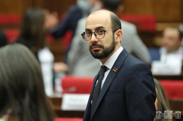 Հայրենիքի սահմանների պաշտպանության ժամանակ հայորդիները զոհվել են, որ մենք երջանիկ ապրենք: Այս մասին ճեպազրույցի ընթացքում ասել է ՔՊ  խմբակցության քարտուղարը Արթուր Հովհաննիսյանը՝  անդրադառնալով այն հարցին, թե ինչու 2022 թվականի սեպտեմբերի 13-ին ադրբեջանական ագրեսայի հետևանքով հարյուրավոր զոհերի օրը տոնախմբություն է կազմակերպվել։  «Մեր հայրենակիցները զոհվել են, որ մենք ապրենք, իրենք զոհվել են, որ մենք երջանիկ լինենք։ Իրենք իրենց կյանքը տվել են ՀՀ-ի պետականության, ժողովրդի բարեկեցության, մեր բոլորի, երեխաների