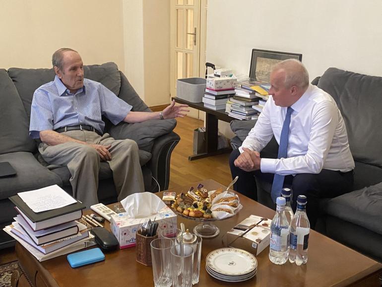 Այսօր՝ սեպտեմբերի 9-ին, ՀՀ Առաջին նախագահ Լևոն Տեր-Պետրոսյանն իր առանձնատանը հանդիպել է Հայաստանում Ռուսաստանի Դաշնության արտակարգ և լիազոր դեսպան Սերգեյ Կոպիրկինին: Այս մասին հայտնում է ՀԱԿ մամուլի խոսնակ Արման Մուսինյանը։   «Ավելի քան մեկ ժամ տևած զրույցի ընթացքում անդրադարձ է կատարվել, մասնավորապես, հայ-ռուսական հարաբերությունների ներկայիս վիճակին և հարավկովկասյան տարածաշրջանում երկարատև խաղաղության ու կայունության հաստատման հրամայականին:  Առաջին նախագահը հարկ է համարել ընդգծել հետևյալը. Ռուսաստանի ներկա