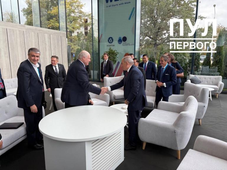 Մոսկվայում կայացած «Համաշխարհային ատոմային շաբաթ» միջազգային ֆորումում իր ելույթի ժամանակ Բելառուսի նախագահ Ալեքսանդր Լուկաշենկոն հայտարարեց բոլոր գործընկեր երկրներում ատոմակայանների կառուցմանը նպաստելու իր պատրաստակամության մասին։  Այս կապակցությամբ նա նախ շնորհակալություն հայտնեց իր ռուս գործընկեր Վլադիմիր Պուտինին։  «Եվ ձեզ, Վլադիմիր Վլադիմիրովիչ, շնորհակալություն մեր երկիրը իսկապես միջուկային պետություն դարձնելու, գաղտնիքներ չխնայելու, միջազգային իրավունքն ու սկզբունքները պահպանելու համար, և մենք պատրաս