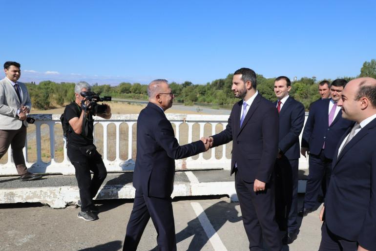 Թուրքիա-Հայաստան հարաբերությունների կարգավորման հարցով հատուկ ներկայացուցիչ Սերդար Քըլըչը X-ի միկրոբլոգում գրառում է արել Ռուբեն Ռուբինյանի հետ հանդիպման վերաբերյալ։  «Շնորհակալություն ջերմ ընդունելության համար։ Ուրախ եմ կրկին հանդիպելու համար»,- նշել է Քըլըչը։  Հիշեցնենք, որ Քըլըչն այցելել է Հայաստան և Մարգարա անցակետի մոտ հանդիպել Ռուբեն Ռուբինյանի հետ։ Այնուհետև կողմերը ՀՀ արտգործախարարության շենքում անցկացրել են բանակցություներ։