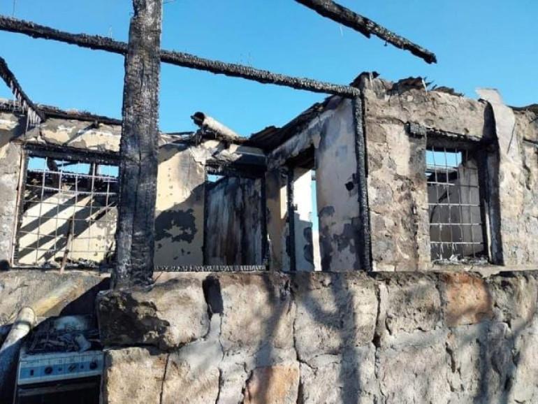 Գեղարքունիքի մարզի առաջին ատյանի ընդհանուր իրավասության դատարանը 2025 թվականի օգոստոսի 21-ին կայացրել է մեղադրական դատավճիռ. մեղադրյալ կրտսեր սերժանտ Ռ.Մ.-ն դատապարտվել է 3 տարի ժամկետով ազատազրկման:   Ժամկետային զինծառայող, կրտսեր սերժանտ Ռ․Մ․-ն, ով 2023 թվականի հունվարի 18-ից 19-ն ընկած ժամանակահատվածում ընդգրկված է եղել  վաշտի վերակարգում և որպես վաշտի հերթապահ ծառայություն է իրականացրել Գեղարքունիքի մարզի Ազատ գյուղում գտնվող ՀՀ ՊՆ N զորամասի ինժեներասակրավորային վաշտի անձնակազմի տեղակայման վայրում, մեղ