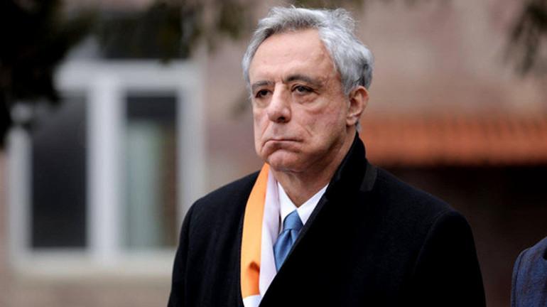 Փաշինյանի կառավարության որոշումը՝ հանել Արարատ լեռան պատկերը մուտքի և ելքի անձնագրային կնիքներից, իսկ հետո նաև այն հեռացնելու մասին խոսակցությունները Հայաստանի զինանշանից, մեր ազգային պատմության մեջ մտահոգիչ պահ են նշանավորում։ Սա պարզապես ձևավորման կամ խորհրդանիշի հարց չէ․ սա արժանապատվության, պատմության և ինքնության հարց է։ Այս մասին ֆեյսբուքյան իր էջում գրել է ՀՀ նախկին արտգործնախարար Վարդան Օսկանյանը:  «Արարատ լեռը երևում է Երևանից և Հայաստանի տարբեր անկյուններից։ Նրա ձյունածածկ գագաթները տիրում են մեր 