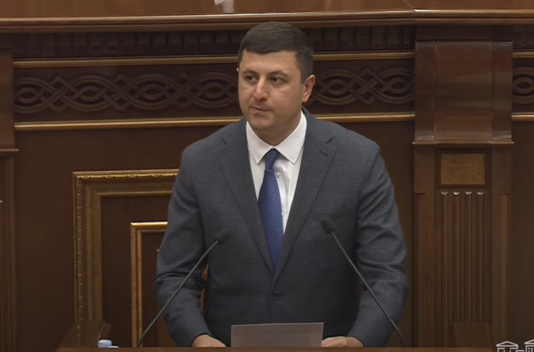 Կարմիր խաչի միջազգային կոմիտեի Բաքվի գրասենյակի փակումը գերիների, քաղաքական պատանդների և անհետ կորածների խնդրում նոր իրավիճակ է ստեղծել: Այս մասին ԱԺ-ում հայտարարել է  «Պատիվ ունեմ» խմբակցության քարտուղար Տիգրան Աբրահամյանը։  «Կարմիր Խաչի ներկայացուցիչները ոչ միայն ֆիզիկապես հնարավորություն ունեին այցելելու Բաքվում գտնվող հայերին, ծանոթանալ նրանց վիճակին, ընտանիքի անդամների հետ կապ ապահովել և այլն, այլ այդ կազմակերպության միջոցով է երկար տարիներ իրականացվել անհետ կորածների հետ կապված աշխատանքը: Չնայած Ադրբե