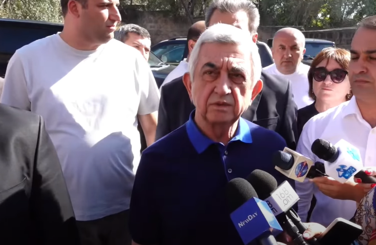 Իշխանափոխության հարցը մշտապես մեր օրակարգում առկա է եղել, այսօր էլ է առկա, և դրան հասնելու ամենաճիշտ և օպտիմալ տարբերակը անվստահություն հայտնելն է Կառավարությանը, վարչապետին, այսինքն՝ իմփիչմենթն է: Այս մասին դատարանի բակում, իր գործով դատական նիստից առաջ լրագրողների հետ զրույցի ժամանակ ասել է ՀՀ երրորդ նախագահ Սերժ Սարգսյանը:  «Խորհրդարանը ոչ միայն խոսելու տեղ է, նաև լսելու տեղ է: Ով ականջ ունի՝ կլսի, հատկապես, որ խորհրդարանական լսումներում, հիմնականում խոսում են այն մարդիկ, ովքեր տարին 1, 2, 3 անգամ են հնա