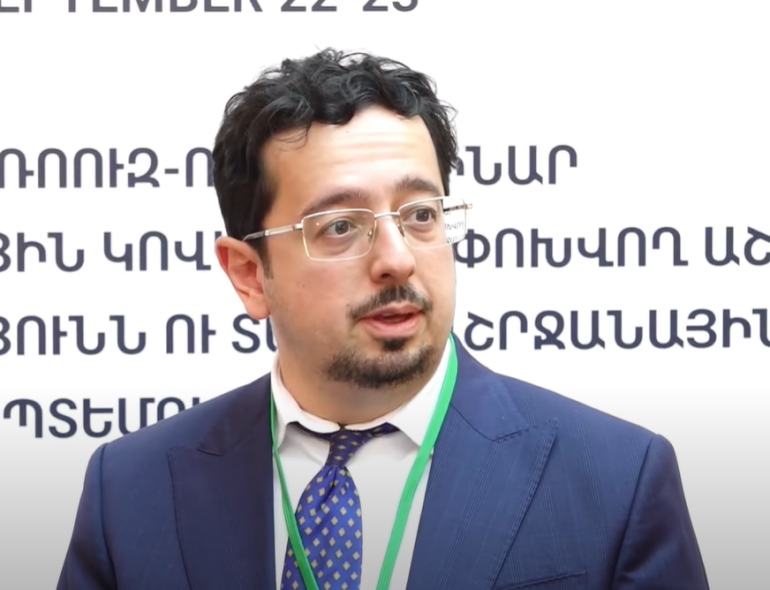 Ադրբեջանի Սահմանադրության մեջ որևէ տարածքային պահանջ չկա, սակայն, ըստ Հայաստանի Սահմանադրության, Հայաստանն ունի տարածքային պահանջներ: Այս մասին Երևանում լրագրողների հետ զրույցում ասաց Թոփչուբաշովի անվան վերլուծական կենտրոնի փոխտնօրեն ադրբեջանցի Մուրադ Մուրադովը:  Նա նշեց, որ միայն «Հայաստանի Սահմանադրությունում Ադրբեջանի նկատմամբ ունեցած տարածքային պահանջները» (չակերտները՝ Tert.am) կարող է միակ բարիերը հանդիսանալ խաղաղության պայմանագիրը չստորագրելու համար:  Դիտարկմանը՝ Ադրբեջանը մշտապես խոսում է «Արևմտյան Ա