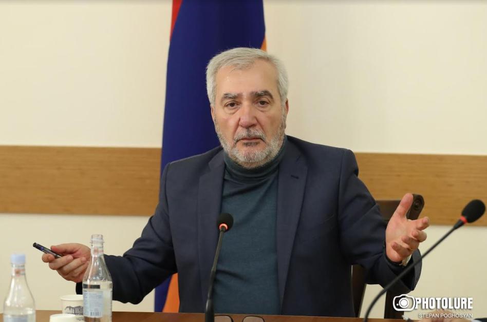 Ազգային ժողովի նախագահը ճիշտ է ասում, որ 44–օրյա պատերազմի հարցով քննիչ հանձնաժողովի զեկույցը շատ է երկարել, բայց նաև լուծումներ կան նույն կանոնակարգ օրենքում, որին ես հղում եմ արել. կանոնակարգ օրենքի յոթերորդ գլխի 25-26 հոդվածներին։ Այս մասին, այսօր՝ հոկտեմբերի 2–ին, ԱԺ–ում լրագրողների հետ զրույցում նշեց  ԱԺ պատշպանության և անվտանգության հարցերի հանձնաժողովի նախագահ Անդրանիկ Քոչարյանը։  «Այստեղ մեկնաբանության խնդիրներ է առաջանում, բայց նաև լուծումը տրված է իմ բացատրությունների մեջ նամակով, որ ես ուղարկել ե