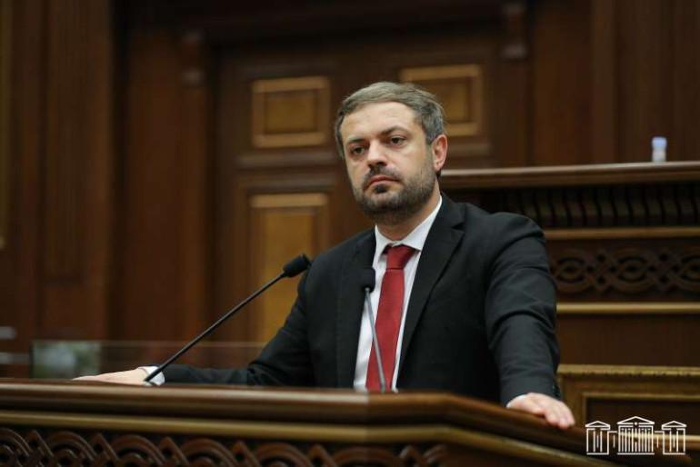 Թուրքական ընկերությունները ՀՀ-ում ներգրավված են դեռևս 2012 - 2013 թվականներից։ Այս մասին ԱԺ-ում լրագրողների հետ ճեպազրույցում ասաց Էկոնոմիկայի նախարար Գևորգ Պապոյանը:  «Մեկ բրենդի դեպքում շատ ուղղակի է ներկայացած, և ես ողջունում եմ այդ ներդրումները, քանի որ ցանկացած խաղաղություն հարևանների միջև պետք է ամրապնդվի ֆինանսական ներդրումներով, եթե մենք ուզում ենք կայուն խաղաղություն տարածաշրջանում։ Նորմալ եմ համարում, որ ՀՀ-ում խաղաղության հաստատման պարագայում, սահմանները բացվելուց հետո ներդրումներ գան, այդ թվում՝