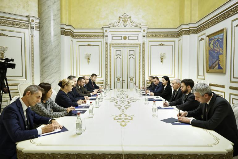 Վարչապետ Նիկոլ Փաշինյանն ընդունել է «Եվրանեսթ» խորհրդարանական վեհաժողովի բյուրոյի անդամներին։  Վարչապետը ողջունել է նրանց այցը Հայաստան և «Եվրանեսթ» Խորհրդարանական վեհաժողովի 12-րդ լիագումար նիստի անցկացումը Երևանում։ Նիկոլ Փաշինյանը հույս է հայտնել, որ նիստը կանցնի արդյունավետ և կարևորել միջխորհրդարանական ակտիվ երկխոսությունն ու համագործակցությունը։  Հաջորդիվ վարչապետն անդրադարձել է Հայաստան–Եվրոպական միություն հարաբերությունների հետագա զարգացմանն ու խորացմանը։ Երկրի ղեկավարը նշել է, որ ՀՀ Կառավարությունը 