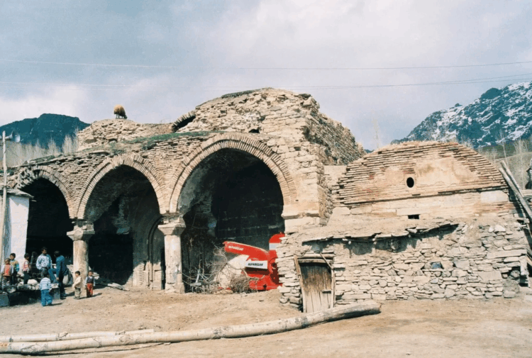 Ընդդիմադիր «Ժողովուրդների հավասարության և ժողովրդավարության» (DEM) կուսակցության պատգամավոր տկն Գյուլջան Քաչմազը Վանի հայկական Վարագ Սուրբ Խաչ եկեղեցու հարցով դիմել է Թուրքիայի խորհրդարան (մեջլիս)։ Պատգամավորը ահազանգում է, որ եկեղեցու գմբեթը փլուզված է, իսկ պատերի որմնանկարներն ու արձանագրությունները՝ վնասված։ Այս մասին Iravaban.net-ը տեղեկանում է Ermenihaber-ից։  Պատգամավորը մասնավորապես նշել է, որ Վանը ծառայել է բազմաթիվ քաղաքակրթությունների մայրաքաղաք՝ Ուրարտուից մինչև մեր օրեր։ Դամբարանները, եկեղեցիներ