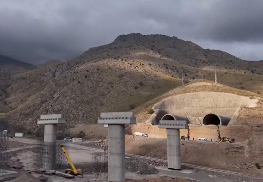 «Զանգեզուրի միջանցքում» աշխատանքները շարունակվում են շուրջօրյա։  Այս մասին հայտնում է ադրբեջանական Xəzər TV-ին՝ նշելով, որ  այս նախագիծը տարածաշրջանի ուշադրության կենտրոնում է եղել հինգ տարի շարունակ։   «Նախագծի ադրբեջանական հատվածի աշխատանքների 95%-ը, որը համարվում է Արևելքի և Արևմուտքի միջև հիմնական տարանցիկ հանգույցներից մեկը, արդեն ավարտվել է։  «Զանգեզուրի միջանցքը» ռազմավարական նշանակություն ունի ոչ միայն Ադրբեջանի և հարևան երկրների, այլև ավելի լայն աշխարհագրական տարածաշրջանի համար: Այս ճանապարհը կկրճա