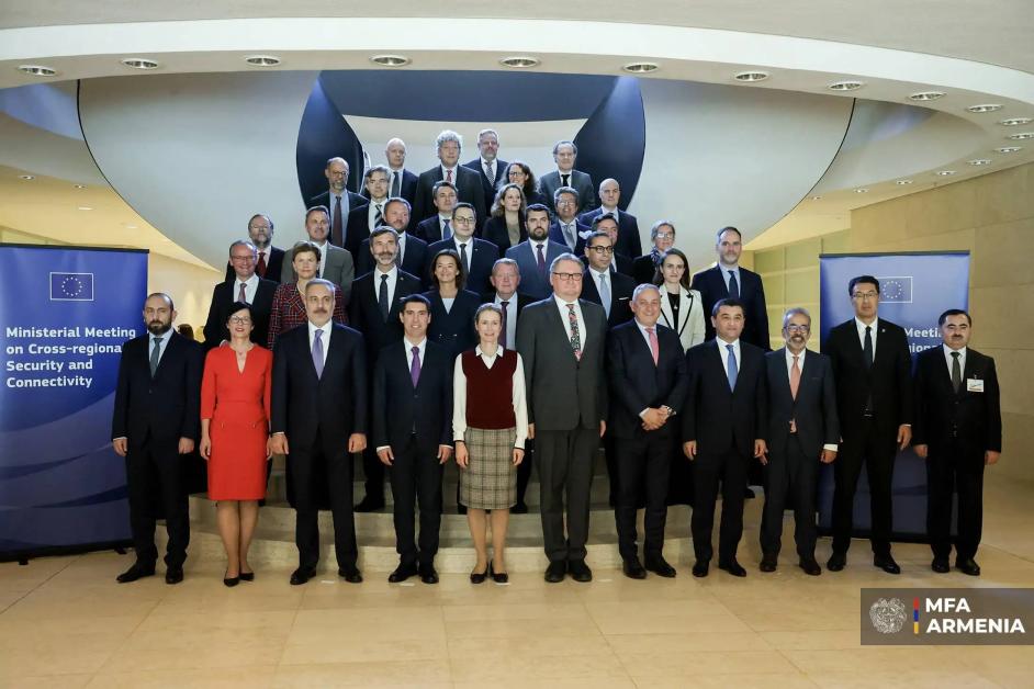 Հոկտեմբերի 20-ին ՀՀ ԱԳ նախարար Արարատ Միրզոյանը մասնակցել է Եվրոպական միության կողմից կազմակերպված «Միջտարածաշրջանային անվտանգություն և փոխկապակցվածություն» թեմայով նախարարական հանդիպմանը։  Նախարարական հանդիպման շրջանակներում կայացած՝ Սևծովյան տարածաշրջանում անվտանգություն, կայունություն և դիմակայունություն թեմայով քննարկմանը նախարար Միրզոյանը հանդես է եկել ելույթով։   «Սևծովյան տարածաշրջանը մշտապես եղել է քաղաքակրթությունների, առևտրի և աշխարհաքաղաքական հետաքրքրությունների խաչմերուկ։ Այն կարևոր կապող օղակ է