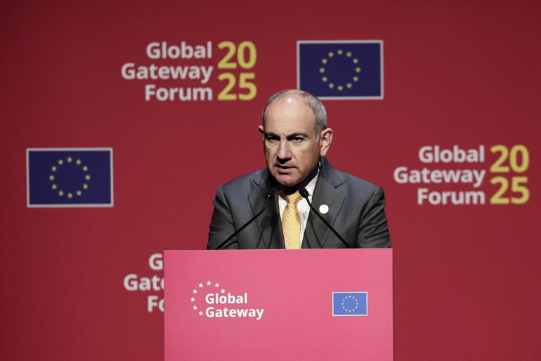 Վարչապետ Նիկոլ Փաշինյանը Բրյուսելում մասնակցել է «Համաշխարհային դարպասներ» երկրորդ համաժողովին, որին ներկա են եղել նաև մեկ տասնյակից ավելի երկրների նախագահներ և վարչապետներ: Համաժողովում ողջույնի խոսքով նախ հանդես է եկել Եվրոպական հանձնաժողովի նախագահ Ուրսուլա ֆոն դեր Լայենը:  Վարչապետ Նիկոլ Փաշինյանն իր ելույթում, մասնավորապես, նշել է.  «Տիկին Նախագահ, Ձերդ գերազանցություններ, Պատվարժան գործընկերներ, Տիկնայք և պարոնայք,  Կցանկանայի նախ և առաջ շնորհակալություն հայտնել նախագահ ֆոն դեր Լայենին «Համաշխարհային 