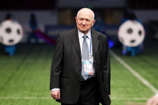 ՌԴ նախագահ Վլադիմիր Պուտինն «Աշխատանքի հերոսի» կոչում է շնորհել «Սպարտակի» լավագույն ռմբարկու Նիկիտա Սիմոնյանին: Այս մասին հայտնում է ՏԱՍՍ-ը:  Սիմոնյանը խորհրդային և ռուսաստանյան ֆուտբոլի լեգենդար ֆուտբոլիստ ու մարզիչ է, Մոսկվայի «Սպարտակ» ակումբի բոլոր ժամանակների լավագույն ռմբարկուն։  Նա գլխավորել է Երևանի «Արարատ» ակումբը` թիմին հռչակավոր հաջողություններ բերելով ԽՍՀՄ առաջնություններում և գավաթներում։  Սիմոնյանը ներկայում զբաղեցնում է Ռուսաստանի ֆուտբոլային միության նախագահի առաջին փոխնախագահի պաշտոնը։