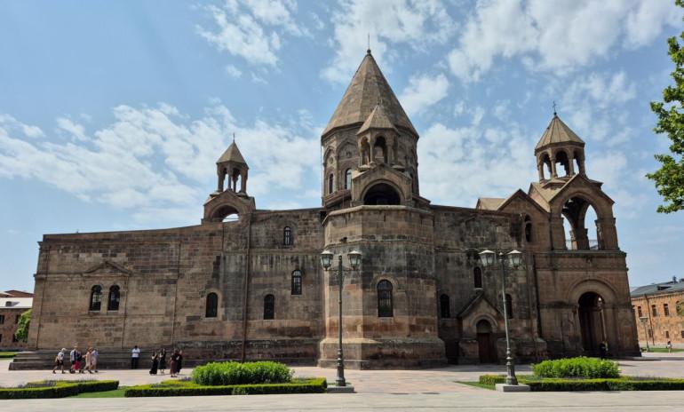 Սույն թվականի հոկտեմբերի 15-ի լուսադեմին իրավապահ համակարգի ներկայացուցիչները Արագածոտնի թեմի Հովհաննավանքի սպասավոր Տ․ Արամ քհն․ Ասատրյանի հրապարակած ստահոդ տեղեկությունների և «Իրազեկ Քաղաքացիների Միավորում» ՀԿ նախագահ Դանիել Իոաննիսյանի հաղորդման հիման վրա խուզարկություններ են իրականացրել Արագածոտնի թեմի առաջնորդարանում, Արագածոտնի թեմի առաջնորդ Գերշ․ Տ․ Մկրտիչ եպս․ Պռոշյանի և Արագածոտնի թեմի քահանաների ու աշխատակիցների բնակարաններում, այս մասին հայտարարություն է տարածել Մայր Աթոռ Սուրբ Էջմիածինը։   «Այս 