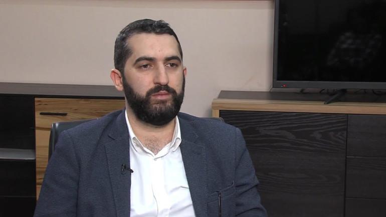 ԳԱՂՈՒԹԻ Ու ԳԱՂԹՕՋԱԽԻ ԱՐԱՆՔՈՒՄ «Չես վախենո՞ւմ էս վիճակից, լռեցվելու հեռանկարից»։ Այս հարցը վերջին օրերին շատերը՝ ծանոթ ու անծանոթ, տալիս են։ Վախենում եմ, իհարկե, նորմալ մարդը չի կարող չվախենալ անազատությունից կամ գաղութ գնալուց։ Այս մասին գրել է թյուրքագետ Վարուժան Գեղամյանը։   «Բայց միաժամանակ պարզ է հետևյալը. 2023 թ., 2020 թ., 2016 թ., 1988-1994 թ. կամ 1918 թ. իմ հայրերն ու եղբայրները վախ ունեցել են, բայց հայրենիքը կորցնելու՝ գաղթօջախ դառնալու վախն ավելի մեծ է եղել, ուստի խրամատներում անձնազոհ պաշտպանել են