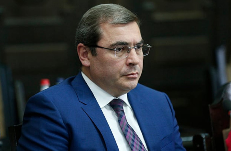 ՀՀ կառավարության կողմից 2026 թվականի համար ներկայացված պետական բյուջեի նախագիծը շարունակում է մտահոգություններ առաջացնել։ Այս մասին ֆեյսբուքյան իր էջում գրել է ՊԵԿ նախկին նախագահ Դավիթ Անանյանը:  «Պաշտպանության ոլորտում այս տարվա և հաջորդ տարվա համադրելի թվերը, ավելի քան, մտահոգիչ են։ Մասնավորապես, եթե 2025-ի համար պաշտպանության նախարարությանը հատկացվող ֆինանսավորումը 664.6 մլրդ դրամ է, ապա 2026-ին այդ թիվը նվազել է մինչև 563.1 մլրդ դրամ։ Նվազումը կազմում է ավելի քան 101.5 մլրդ դրամ։  Ի՞նչ է փոխվել․  1․ Ռազ