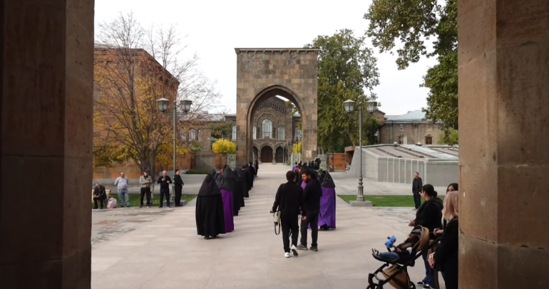 Նիկոլի խոսույթը ոտքից գլուխ նեոբոլշեւիկյան ու բողոքական է . այն ոչ մի կապ չունի առաքելական եկեղեցու հետ։ Այս մասին գրել է ՀՀԿ ԳՄ անդամ Էդուրարդ Շարմազանովը։   «Հերիք է ժողովուրդ-ժողովուրդ անեք…  Նախ ՝ ժողովրդի մեծամասնությունը մերժում է Նիկոլին ու ՔՊ-ին։  Դա են ցույց տվել Երեւանի,Գյումրու,Վանաձորի,Ալավերդու,Բերդի,Մասիսի ու մի շարք այլ խոշորացված համայնքների ընտրությունները։  Երկրորդ՝ ժողովուրդը մեծ ցանկության դեպքում չի կարող ոչ եպիսկոպոս,ոչ՝ արքեպիսկոպոս ու ոչ էլ կաթողիկոսի «կարգալույծ» անել։  Էդ ձեր աղանդ