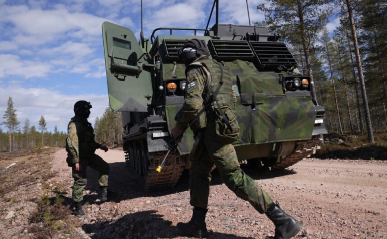 Ֆինլանդիայի ցամաքային ուժերի մոտ 15 հազար զինծառայող կներգրավվի ընթացիկ տարվա նոյեմբերի վերջին մեկնարկող զորավարժություններին, որոնց որոշակի փուլեր կանցկացվեն Ռուսաստանի սահմանի մոտ։   «Արմենպրես»-ի հաղորդմամբ՝ ինչպես փոխանցում է ՏԱՍՍ-ը, այս մասին հայտնել է Ֆինլանդիայի պաշտպանության ուժերի մամուլի ծառայությունը։  Նշվում է, որ ավելի քան 6500 զինծառայող կմասնակցի երկրի հարավում անցկացվող զորավարժություններին:   Մասնավորապես, զորավարժություններ կանցկացվեն մայրաքաղաքային և Կիմենլաակսո շրջաններում, որոնք գտնվում